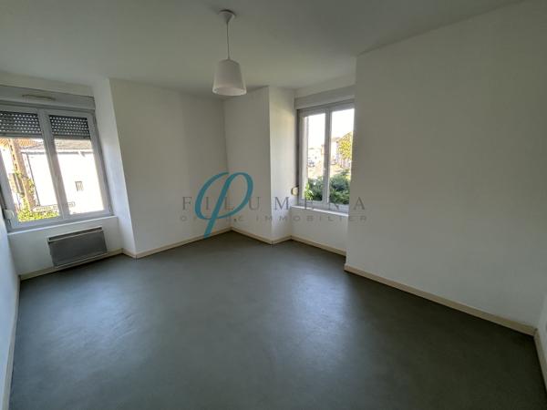 ST PIERRE MONTLIMART - Appartement 1 chambre et un bureau