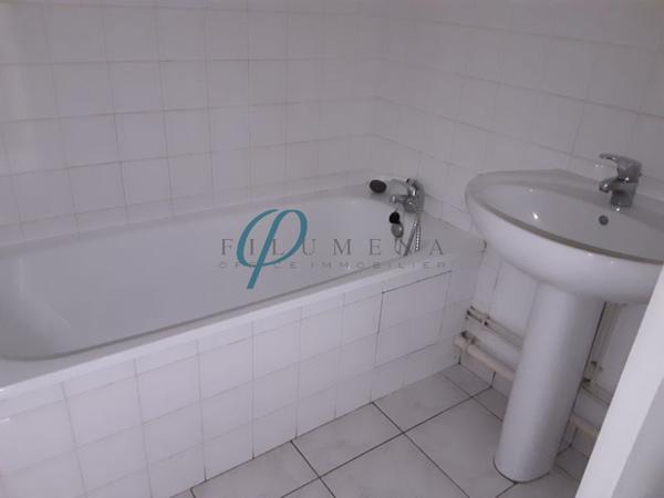 ST PIERRE MONTLIMART - Appartement 1 chambre et un bureau