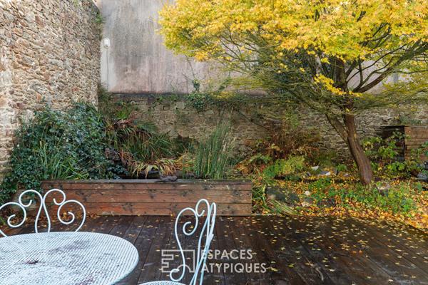 Duplex inspirant avec cheminée et jardin partagé