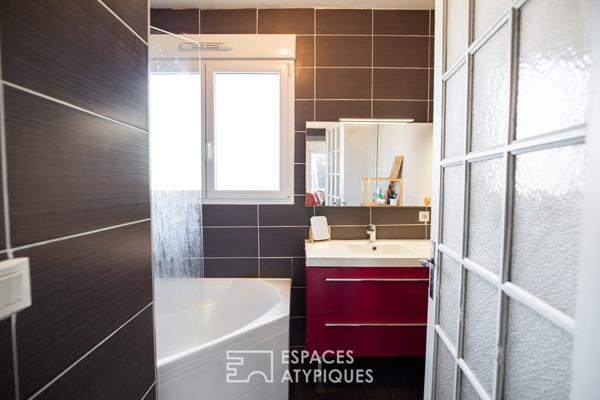 Duplex inspirant avec cheminée et jardin partagé