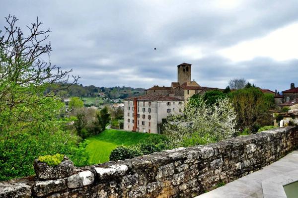 Maison rénovée avec piscine sans vis a vis en plein village