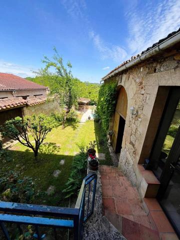 Maison rénovée avec piscine sans vis a vis en plein village