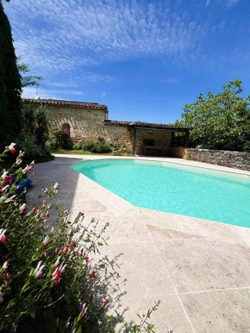 Maison rénovée avec piscine sans vis a vis en plein village