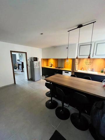 Maison rénovée avec piscine sans vis a vis en plein village