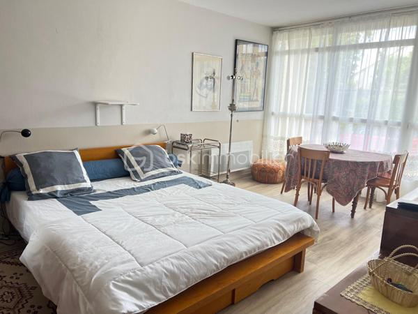 À VENDRE – STUDIO MEUBLÉ ENTIÈREMENT RÉNOVÉ
📍 Résidence La Croix Blanche – Aubergenville

Dans une résidence calme et agréable, découvrez ce studio en rez-de-chaussée, vendu entièrement meublé et entièrement rénové, idéal pour un premier achat, un pied-à-terre ou un investissement locatif.

✨ Composition du bien :
🔹 Entrée
🔹 Pièce principale aménagée en espace chambre, salon et salle à manger
🔹 Cuisine séparée
🔹 Salle de bains avec WC
🔹 Balcon de 3 m²

 Prestations récentes :
✔ Fenêtres PVC double vitrage remplacées en 2023
✔ Volets roulants électriques remplacés en 2023
✔ Appartement entièrement rénové
✔ Aucun travaux à prévoir

📦 Annexes :
✔ Cave privative
✔ Place de parking extérieure

⭐ Les points forts :
✅ Résidence calme
✅ Studio vendu meublé
✅ Entièrement rénové
✅ Double vitrage PVC récent (2023)
✅ Volets électriques récents (2023)
✅ Cave,parking extérieur
✅ Balcon de 3 m²

🚆 Transports à proximité :
🚉 Gare d'Aubergenville-Élisabethville (Ligne J Transilien)
➡️ Paris Saint-Lazare, Mantes-la-Jolie et Vernon
🚶 Environ 18 minutes à pied

🚌 Arrêts de bus à 3 à 10 minutes à pied desservant :
📍 Aubergenville
📍 Les Mureaux
📍 Épône
📍 Mantes-la-Jolie

🚍 Principales lignes :
5328 • 5341 • 5410 • 5411 • 5442 • 5443 • 5444 • 5445 • 5484 • 6507 • 6523 • 6593

📞 Pour plus d'informations ou organiser une visite, contactez-nous dès maintenant.