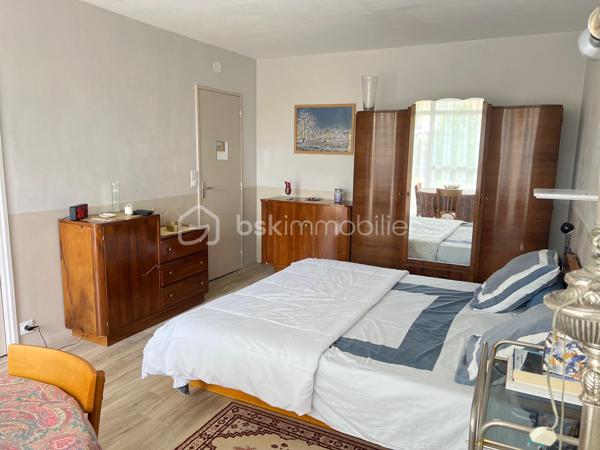 À VENDRE – STUDIO MEUBLÉ ENTIÈREMENT RÉNOVÉ
📍 Résidence La Croix Blanche – Aubergenville

Dans une résidence calme et agréable, découvrez ce studio en rez-de-chaussée, vendu entièrement meublé et entièrement rénové, idéal pour un premier achat, un pied-à-terre ou un investissement locatif.

✨ Composition du bien :
🔹 Entrée
🔹 Pièce principale aménagée en espace chambre, salon et salle à manger
🔹 Cuisine séparée
🔹 Salle de bains avec WC
🔹 Balcon de 3 m²

 Prestations récentes :
✔ Fenêtres PVC double vitrage remplacées en 2023
✔ Volets roulants électriques remplacés en 2023
✔ Appartement entièrement rénové
✔ Aucun travaux à prévoir

📦 Annexes :
✔ Cave privative
✔ Place de parking extérieure

⭐ Les points forts :
✅ Résidence calme
✅ Studio vendu meublé
✅ Entièrement rénové
✅ Double vitrage PVC récent (2023)
✅ Volets électriques récents (2023)
✅ Cave,parking extérieur
✅ Balcon de 3 m²

🚆 Transports à proximité :
🚉 Gare d'Aubergenville-Élisabethville (Ligne J Transilien)
➡️ Paris Saint-Lazare, Mantes-la-Jolie et Vernon
🚶 Environ 18 minutes à pied

🚌 Arrêts de bus à 3 à 10 minutes à pied desservant :
📍 Aubergenville
📍 Les Mureaux
📍 Épône
📍 Mantes-la-Jolie

🚍 Principales lignes :
5328 • 5341 • 5410 • 5411 • 5442 • 5443 • 5444 • 5445 • 5484 • 6507 • 6523 • 6593

📞 Pour plus d'informations ou organiser une visite, contactez-nous dès maintenant.
