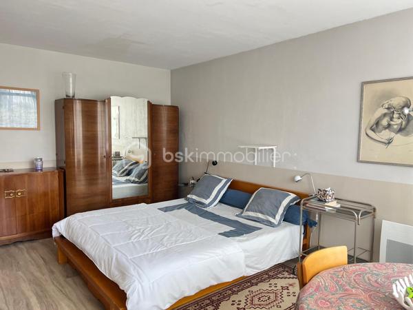 À VENDRE – STUDIO MEUBLÉ ENTIÈREMENT RÉNOVÉ
📍 Résidence La Croix Blanche – Aubergenville

Dans une résidence calme et agréable, découvrez ce studio en rez-de-chaussée, vendu entièrement meublé et entièrement rénové, idéal pour un premier achat, un pied-à-terre ou un investissement locatif.

✨ Composition du bien :
🔹 Entrée
🔹 Pièce principale aménagée en espace chambre, salon et salle à manger
🔹 Cuisine séparée
🔹 Salle de bains avec WC
🔹 Balcon de 3 m²

 Prestations récentes :
✔ Fenêtres PVC double vitrage remplacées en 2023
✔ Volets roulants électriques remplacés en 2023
✔ Appartement entièrement rénové
✔ Aucun travaux à prévoir

📦 Annexes :
✔ Cave privative
✔ Place de parking extérieure

⭐ Les points forts :
✅ Résidence calme
✅ Studio vendu meublé
✅ Entièrement rénové
✅ Double vitrage PVC récent (2023)
✅ Volets électriques récents (2023)
✅ Cave,parking extérieur
✅ Balcon de 3 m²

🚆 Transports à proximité :
🚉 Gare d'Aubergenville-Élisabethville (Ligne J Transilien)
➡️ Paris Saint-Lazare, Mantes-la-Jolie et Vernon
🚶 Environ 18 minutes à pied

🚌 Arrêts de bus à 3 à 10 minutes à pied desservant :
📍 Aubergenville
📍 Les Mureaux
📍 Épône
📍 Mantes-la-Jolie

🚍 Principales lignes :
5328 • 5341 • 5410 • 5411 • 5442 • 5443 • 5444 • 5445 • 5484 • 6507 • 6523 • 6593

📞 Pour plus d'informations ou organiser une visite, contactez-nous dès maintenant.