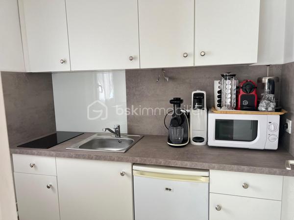 À VENDRE – STUDIO MEUBLÉ ENTIÈREMENT RÉNOVÉ
📍 Résidence La Croix Blanche – Aubergenville

Dans une résidence calme et agréable, découvrez ce studio en rez-de-chaussée, vendu entièrement meublé et entièrement rénové, idéal pour un premier achat, un pied-à-terre ou un investissement locatif.

✨ Composition du bien :
🔹 Entrée
🔹 Pièce principale aménagée en espace chambre, salon et salle à manger
🔹 Cuisine séparée
🔹 Salle de bains avec WC
🔹 Balcon de 3 m²

 Prestations récentes :
✔ Fenêtres PVC double vitrage remplacées en 2023
✔ Volets roulants électriques remplacés en 2023
✔ Appartement entièrement rénové
✔ Aucun travaux à prévoir

📦 Annexes :
✔ Cave privative
✔ Place de parking extérieure

⭐ Les points forts :
✅ Résidence calme
✅ Studio vendu meublé
✅ Entièrement rénové
✅ Double vitrage PVC récent (2023)
✅ Volets électriques récents (2023)
✅ Cave,parking extérieur
✅ Balcon de 3 m²

🚆 Transports à proximité :
🚉 Gare d'Aubergenville-Élisabethville (Ligne J Transilien)
➡️ Paris Saint-Lazare, Mantes-la-Jolie et Vernon
🚶 Environ 18 minutes à pied

🚌 Arrêts de bus à 3 à 10 minutes à pied desservant :
📍 Aubergenville
📍 Les Mureaux
📍 Épône
📍 Mantes-la-Jolie

🚍 Principales lignes :
5328 • 5341 • 5410 • 5411 • 5442 • 5443 • 5444 • 5445 • 5484 • 6507 • 6523 • 6593

📞 Pour plus d'informations ou organiser une visite, contactez-nous dès maintenant.