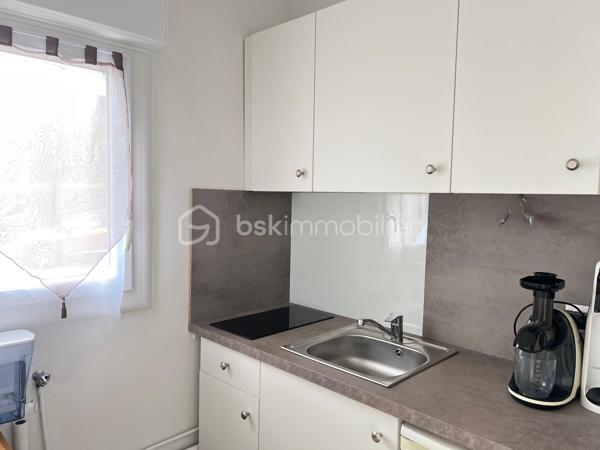 À VENDRE – STUDIO MEUBLÉ ENTIÈREMENT RÉNOVÉ
📍 Résidence La Croix Blanche – Aubergenville

Dans une résidence calme et agréable, découvrez ce studio en rez-de-chaussée, vendu entièrement meublé et entièrement rénové, idéal pour un premier achat, un pied-à-terre ou un investissement locatif.

✨ Composition du bien :
🔹 Entrée
🔹 Pièce principale aménagée en espace chambre, salon et salle à manger
🔹 Cuisine séparée
🔹 Salle de bains avec WC
🔹 Balcon de 3 m²

 Prestations récentes :
✔ Fenêtres PVC double vitrage remplacées en 2023
✔ Volets roulants électriques remplacés en 2023
✔ Appartement entièrement rénové
✔ Aucun travaux à prévoir

📦 Annexes :
✔ Cave privative
✔ Place de parking extérieure

⭐ Les points forts :
✅ Résidence calme
✅ Studio vendu meublé
✅ Entièrement rénové
✅ Double vitrage PVC récent (2023)
✅ Volets électriques récents (2023)
✅ Cave,parking extérieur
✅ Balcon de 3 m²

🚆 Transports à proximité :
🚉 Gare d'Aubergenville-Élisabethville (Ligne J Transilien)
➡️ Paris Saint-Lazare, Mantes-la-Jolie et Vernon
🚶 Environ 18 minutes à pied

🚌 Arrêts de bus à 3 à 10 minutes à pied desservant :
📍 Aubergenville
📍 Les Mureaux
📍 Épône
📍 Mantes-la-Jolie

🚍 Principales lignes :
5328 • 5341 • 5410 • 5411 • 5442 • 5443 • 5444 • 5445 • 5484 • 6507 • 6523 • 6593

📞 Pour plus d'informations ou organiser une visite, contactez-nous dès maintenant.