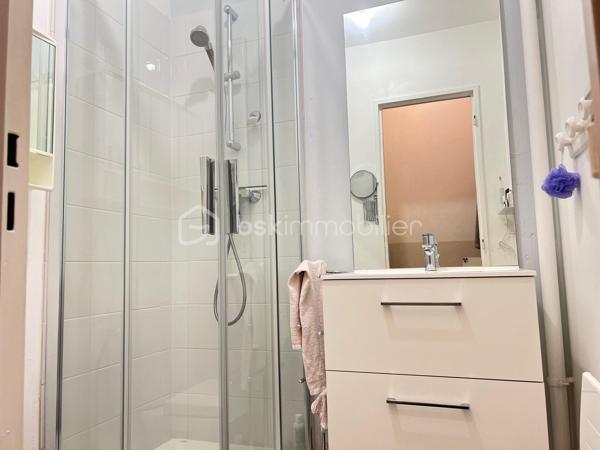À VENDRE – STUDIO MEUBLÉ ENTIÈREMENT RÉNOVÉ
📍 Résidence La Croix Blanche – Aubergenville

Dans une résidence calme et agréable, découvrez ce studio en rez-de-chaussée, vendu entièrement meublé et entièrement rénové, idéal pour un premier achat, un pied-à-terre ou un investissement locatif.

✨ Composition du bien :
🔹 Entrée
🔹 Pièce principale aménagée en espace chambre, salon et salle à manger
🔹 Cuisine séparée
🔹 Salle de bains avec WC
🔹 Balcon de 3 m²

 Prestations récentes :
✔ Fenêtres PVC double vitrage remplacées en 2023
✔ Volets roulants électriques remplacés en 2023
✔ Appartement entièrement rénové
✔ Aucun travaux à prévoir

📦 Annexes :
✔ Cave privative
✔ Place de parking extérieure

⭐ Les points forts :
✅ Résidence calme
✅ Studio vendu meublé
✅ Entièrement rénové
✅ Double vitrage PVC récent (2023)
✅ Volets électriques récents (2023)
✅ Cave,parking extérieur
✅ Balcon de 3 m²

🚆 Transports à proximité :
🚉 Gare d'Aubergenville-Élisabethville (Ligne J Transilien)
➡️ Paris Saint-Lazare, Mantes-la-Jolie et Vernon
🚶 Environ 18 minutes à pied

🚌 Arrêts de bus à 3 à 10 minutes à pied desservant :
📍 Aubergenville
📍 Les Mureaux
📍 Épône
📍 Mantes-la-Jolie

🚍 Principales lignes :
5328 • 5341 • 5410 • 5411 • 5442 • 5443 • 5444 • 5445 • 5484 • 6507 • 6523 • 6593

📞 Pour plus d'informations ou organiser une visite, contactez-nous dès maintenant.
