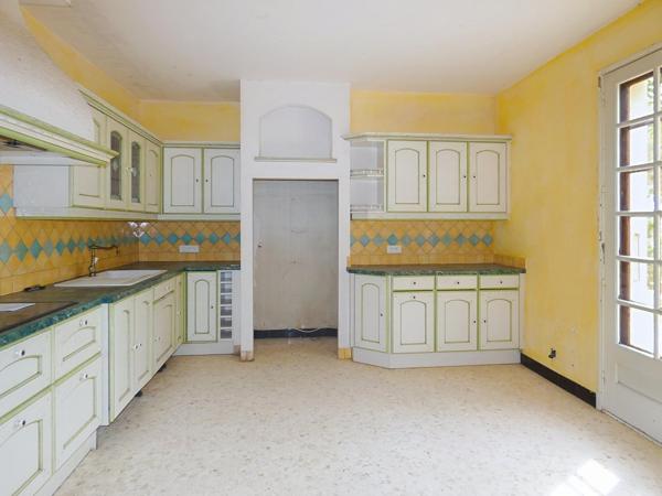 Villa 4 faces d'environ 159 m² sur terrain 1141 m² avec dépendance