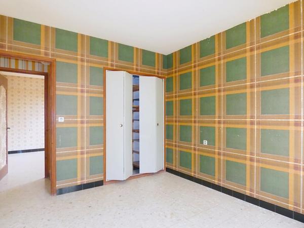 Villa 4 faces d'environ 159 m² sur terrain 1141 m² avec dépendance