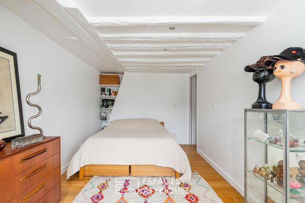 Dernier étage lumineux avec vue sur les toits de Paris