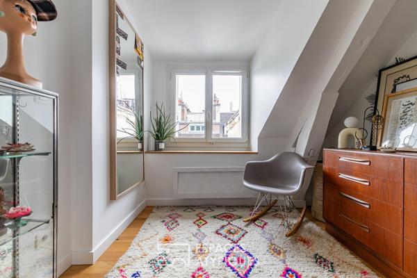 Dernier étage lumineux avec vue sur les toits de Paris