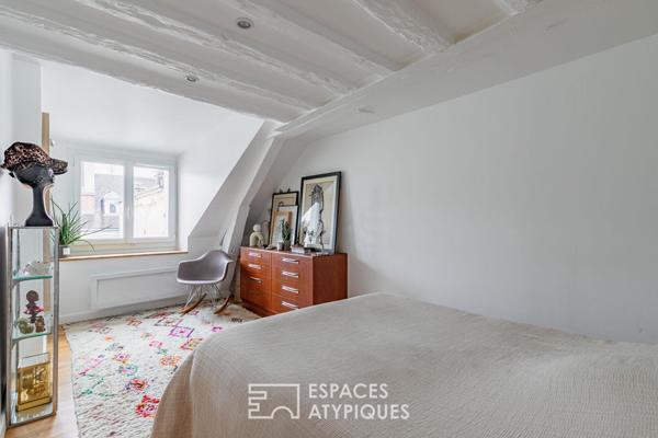 Dernier étage lumineux avec vue sur les toits de Paris