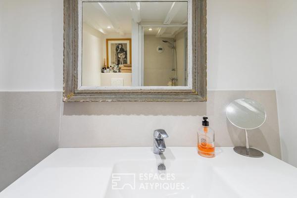 Dernier étage lumineux avec vue sur les toits de Paris