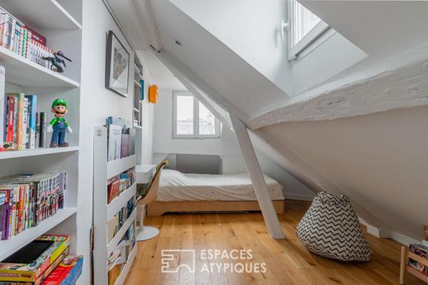 Dernier étage lumineux avec vue sur les toits de Paris