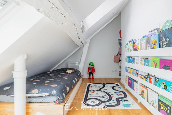 Dernier étage lumineux avec vue sur les toits de Paris