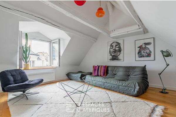 Dernier étage lumineux avec vue sur les toits de Paris