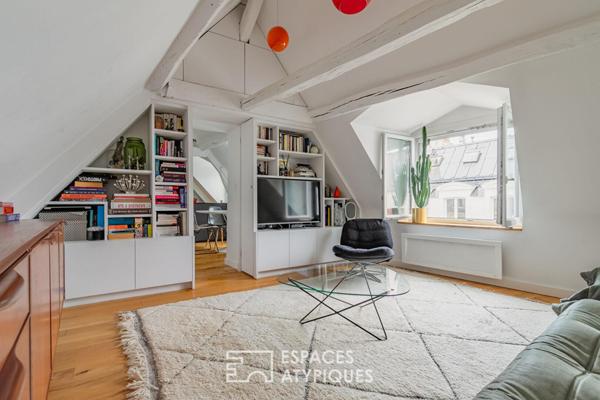 Dernier étage lumineux avec vue sur les toits de Paris