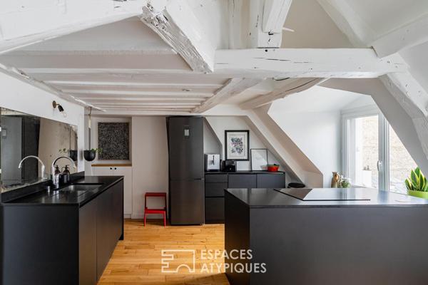 Dernier étage lumineux avec vue sur les toits de Paris