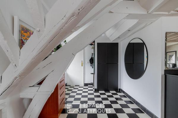 Dernier étage lumineux avec vue sur les toits de Paris