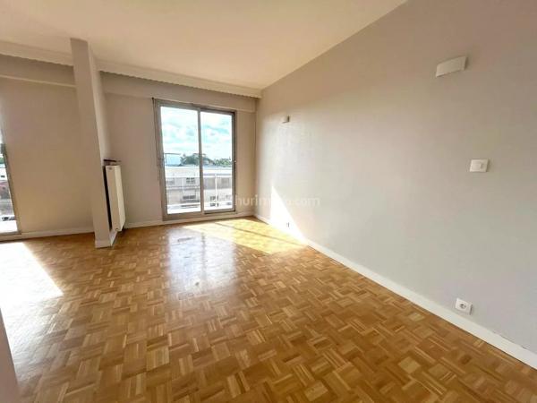 Vente                                                      Appartement
                        
                     3 pièces                      64 m2                     à Clamart