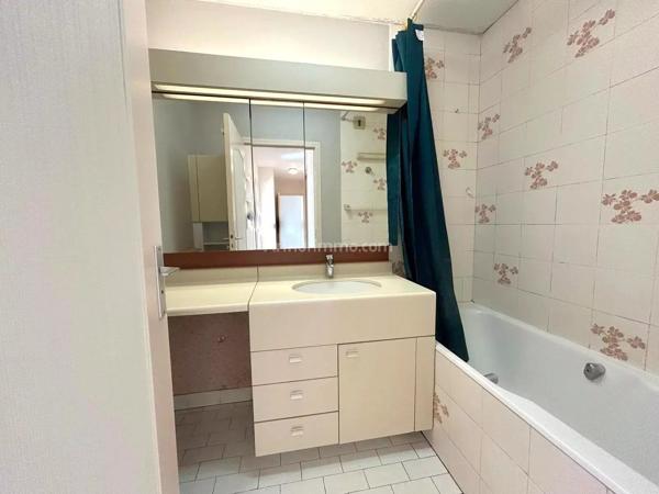 Vente                                                      Appartement
                        
                     3 pièces                      64 m2                     à Clamart