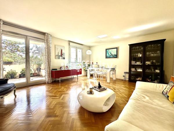 Appartement
         4 pièces
        - 99 m² Bien prestige 920 000 € *