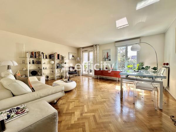 Appartement
         4 pièces
        - 99 m² Bien prestige 920 000 € *