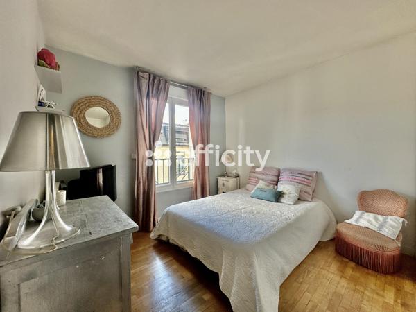 Appartement
         4 pièces
        - 99 m² Bien prestige 920 000 € *