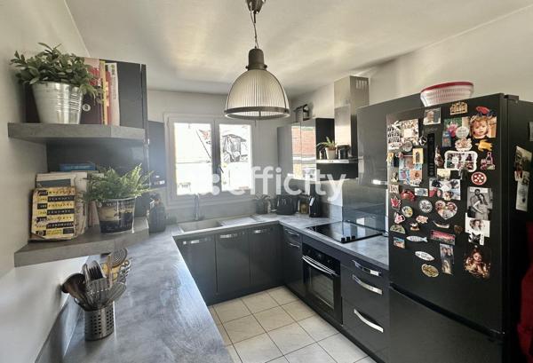 Appartement
         4 pièces
        - 99 m² Bien prestige 920 000 € *