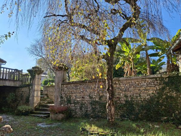 IMMEUBLE AVEC RAPPORT LOCATIF ET DEPENDANCES ATTENANTES - JARDIN CLOS