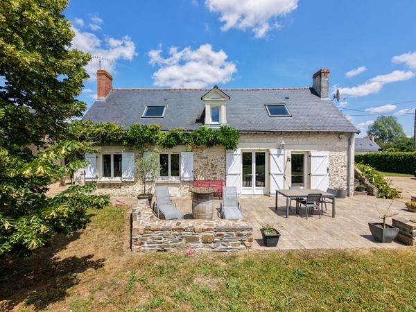 Maison ancienne rénovée 4 chambres  terrain de plus de 2 000 m² Garage et dépendance - À 5min de Beaufort en Anjou