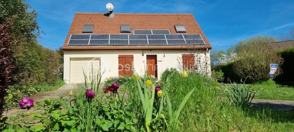 Découvrez cette charmante maison de 110 m², idéalement située dans un environnement paisible. 

Elle est vivable de plain pied, composée de 4 chambres, 2 salle d'eau, un grand garage et un beau jardin arboré.

Le petit + : une pergola , un chalet en bois et des panneaux solaire complète ce bien.

N'hésitez pas à me contacter pour venir la visiter.