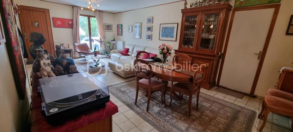 Découvrez cette charmante maison de 110 m², idéalement située dans un environnement paisible. 

Elle est vivable de plain pied, composée de 4 chambres, 2 salle d'eau, un grand garage et un beau jardin arboré.

Le petit + : une pergola , un chalet en bois et des panneaux solaire complète ce bien.

N'hésitez pas à me contacter pour venir la visiter.