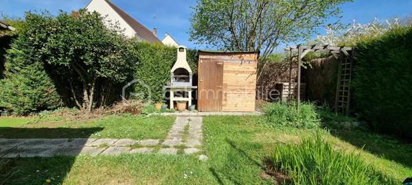 Découvrez cette charmante maison de 110 m², idéalement située dans un environnement paisible. 

Elle est vivable de plain pied, composée de 4 chambres, 2 salle d'eau, un grand garage et un beau jardin arboré.

Le petit + : une pergola , un chalet en bois et des panneaux solaire complète ce bien.

N'hésitez pas à me contacter pour venir la visiter.