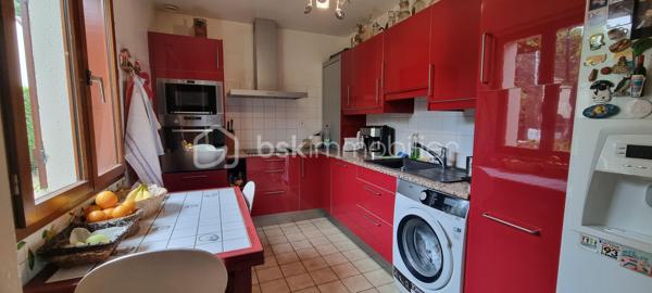 Découvrez cette charmante maison de 110 m², idéalement située dans un environnement paisible. 

Elle est vivable de plain pied, composée de 4 chambres, 2 salle d'eau, un grand garage et un beau jardin arboré.

Le petit + : une pergola , un chalet en bois et des panneaux solaire complète ce bien.

N'hésitez pas à me contacter pour venir la visiter.