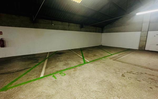 Stationnement à louer