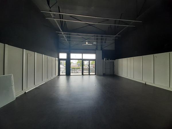 A LOUER LOCAL COMMERCIAL de 137 m² env. FORTE VISIBILITE DANS POLE COMMERCIAL - ANCENIS