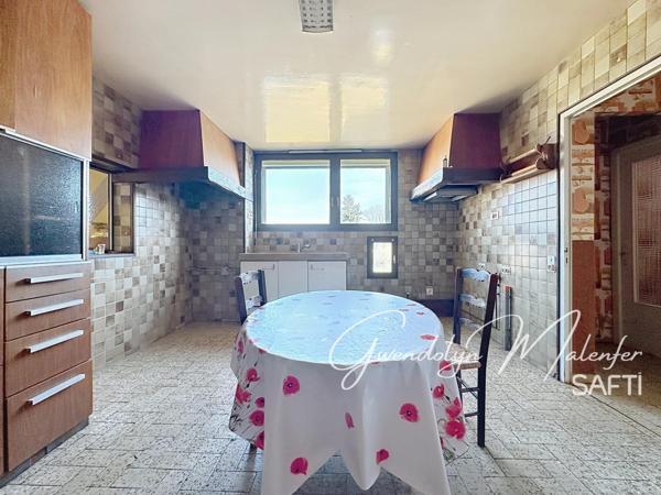 Grande maison familiale – Deux habitations réunies – Immense terrain – Nombreuses dépendances – Gros potentiel