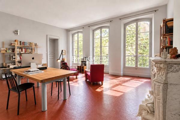 A vendre - Avignon intra-muros - appartement de caractère -dernier étage - hôtel particulier - parking