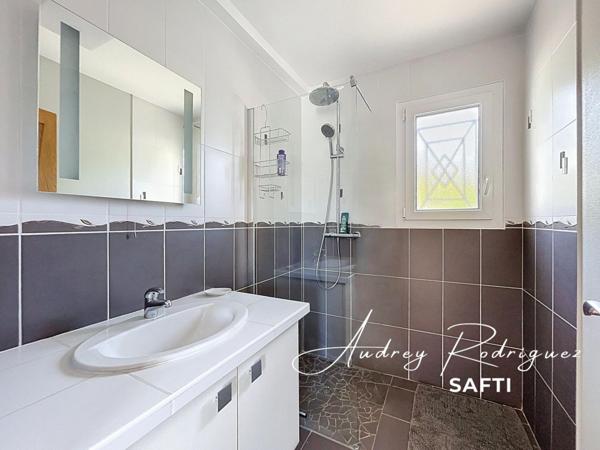 Propriété contemporaine et familiale – Piscine & vue