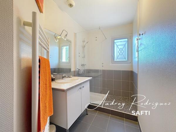 Propriété contemporaine et familiale – Piscine & vue