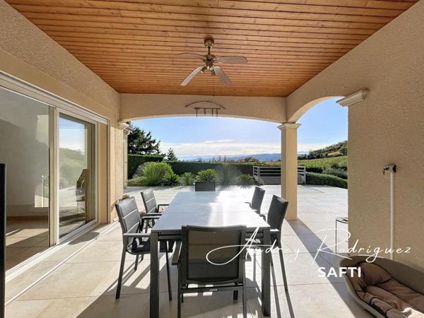 Propriété contemporaine et familiale – Piscine & vue