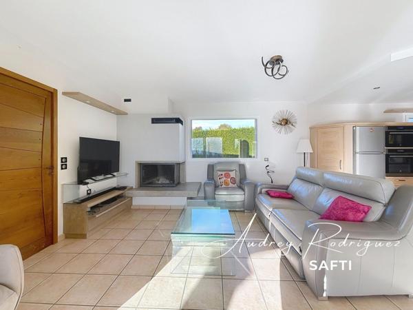 Propriété contemporaine et familiale – Piscine & vue