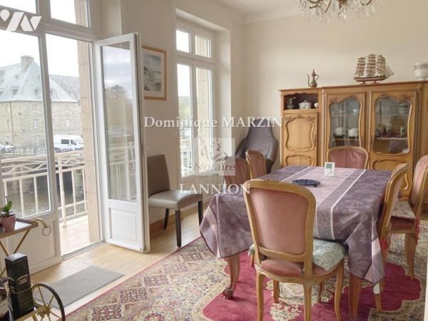 Immeuble avec vue sur rivière