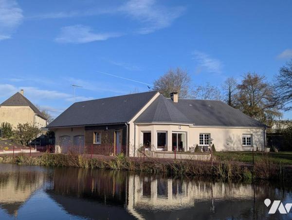 Maison de plain-pied, très lumineuse, avec dépendances , étang et terrain boisé