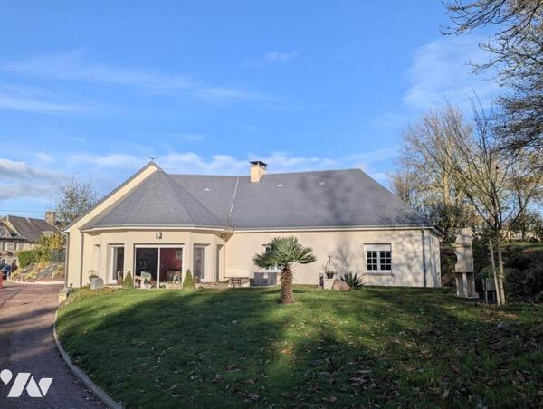 Maison de plain-pied, très lumineuse, avec dépendances , étang et terrain boisé