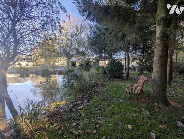 Maison de plain-pied, très lumineuse, avec dépendances , étang et terrain boisé